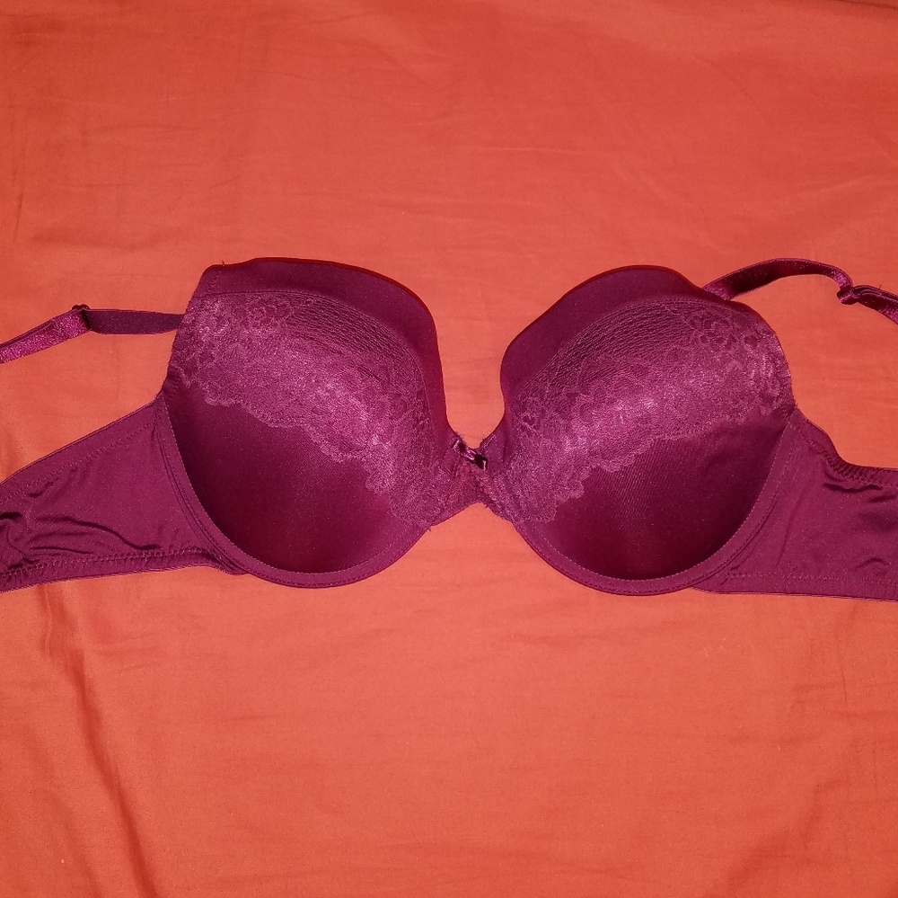 Maidenform lightly padded bra w/ lace detail